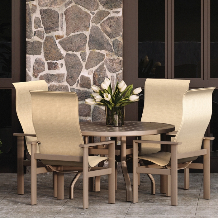 Latitude dining set