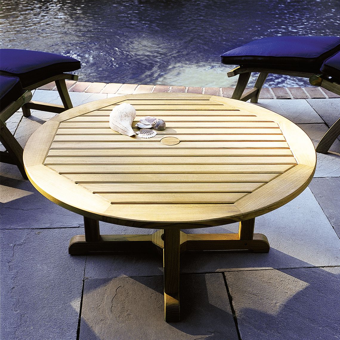 Essex 35" Round Coffee Table with Umbrella Hole set
