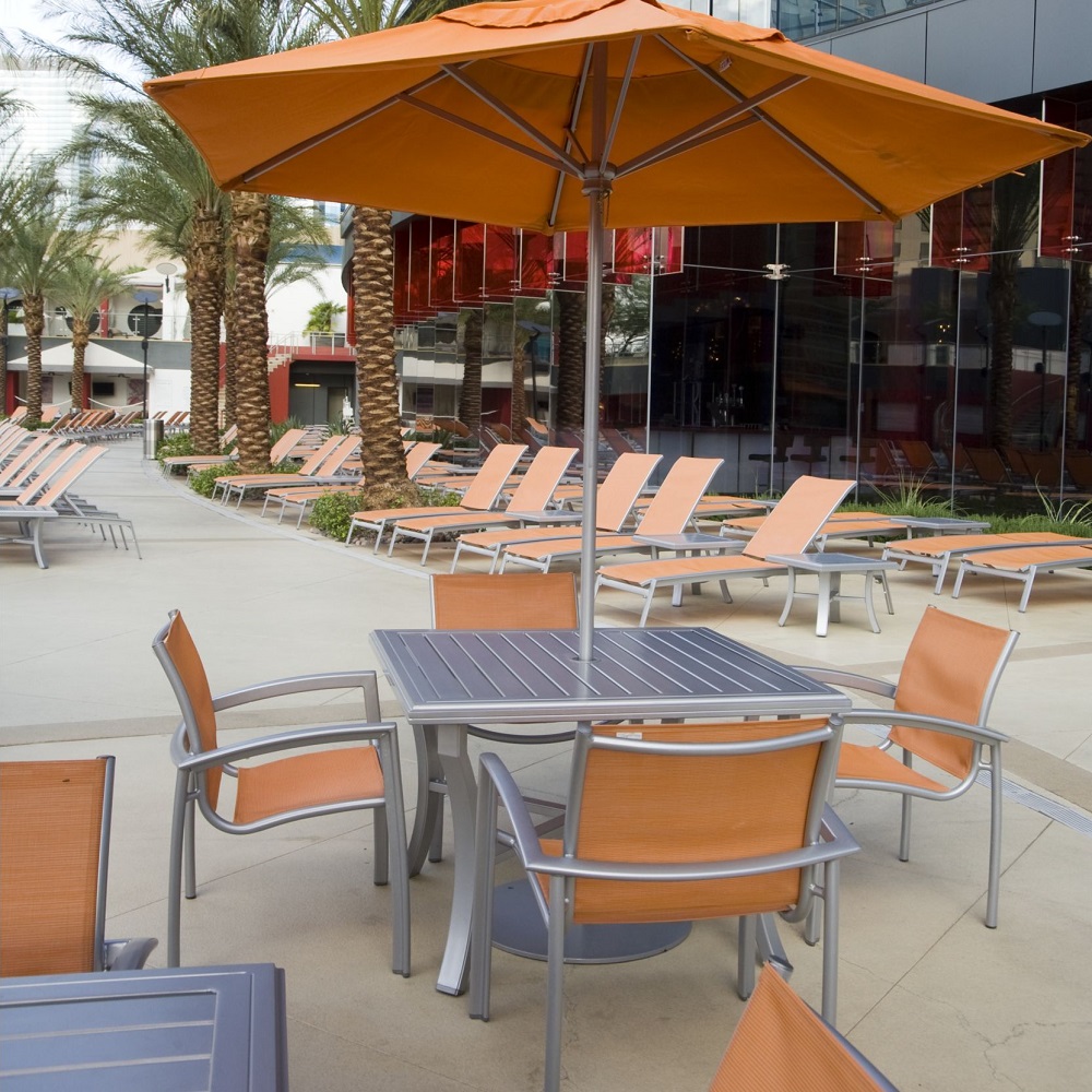 Banchetto aluminum slat top dining table