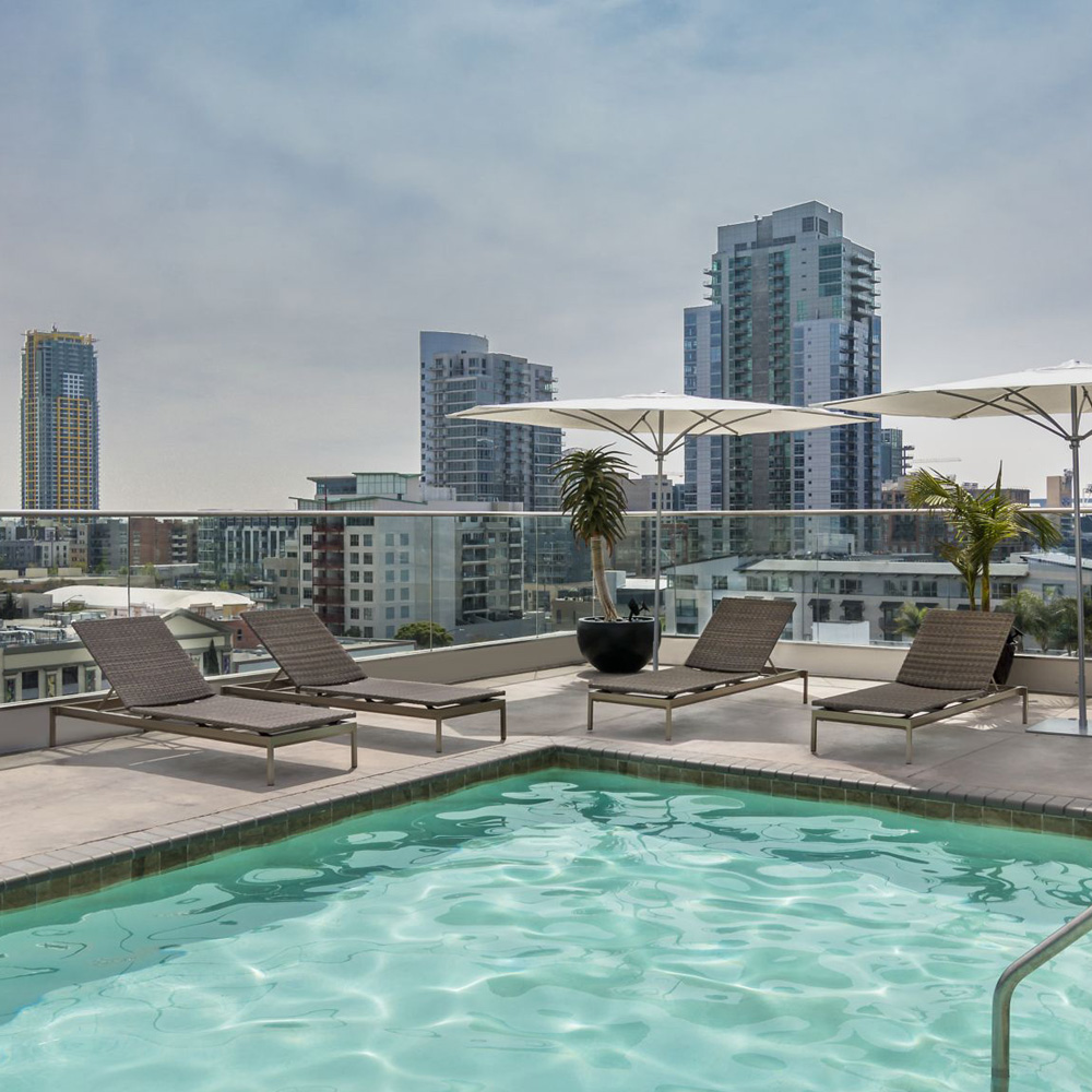 Cabana club wicker chaise