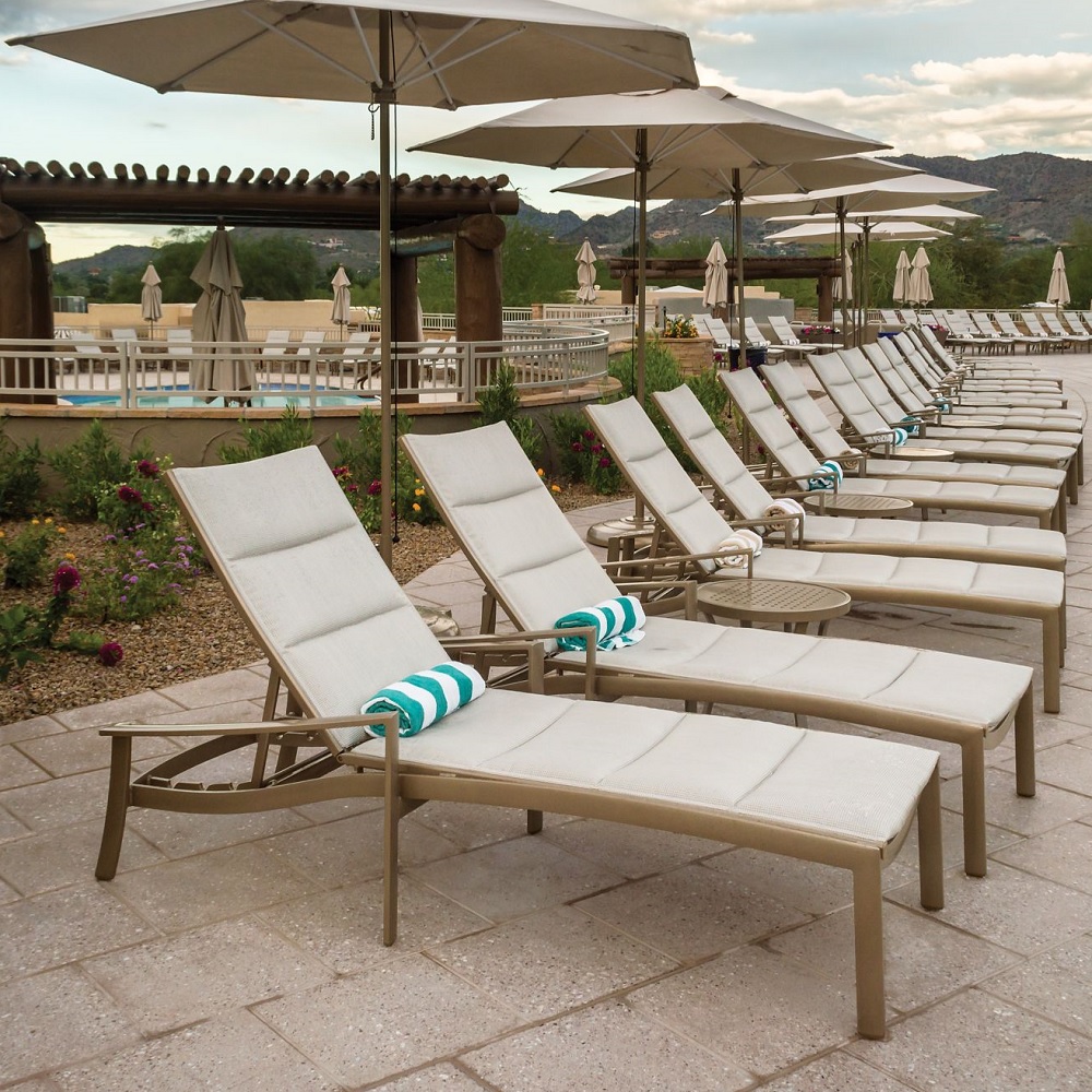 chaise side detail