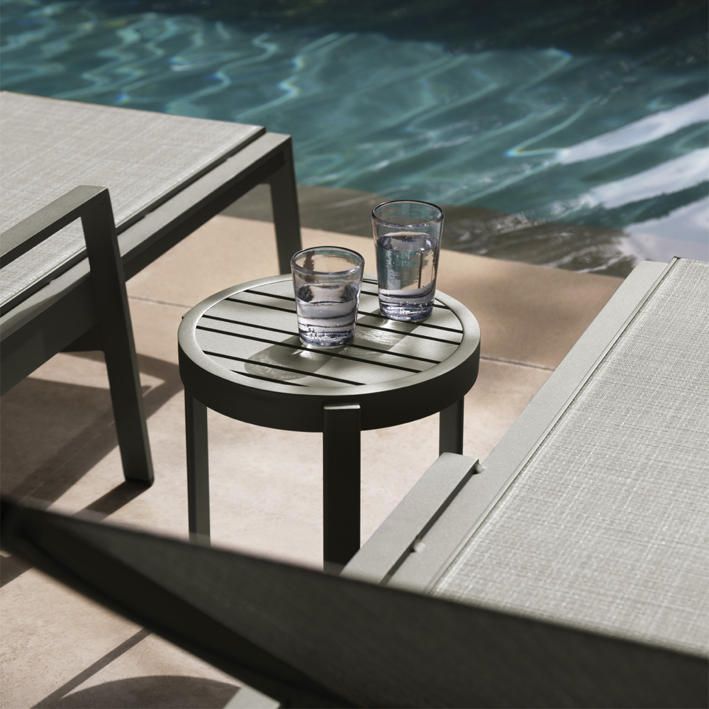 Tri-Slat 16" Round Side Table